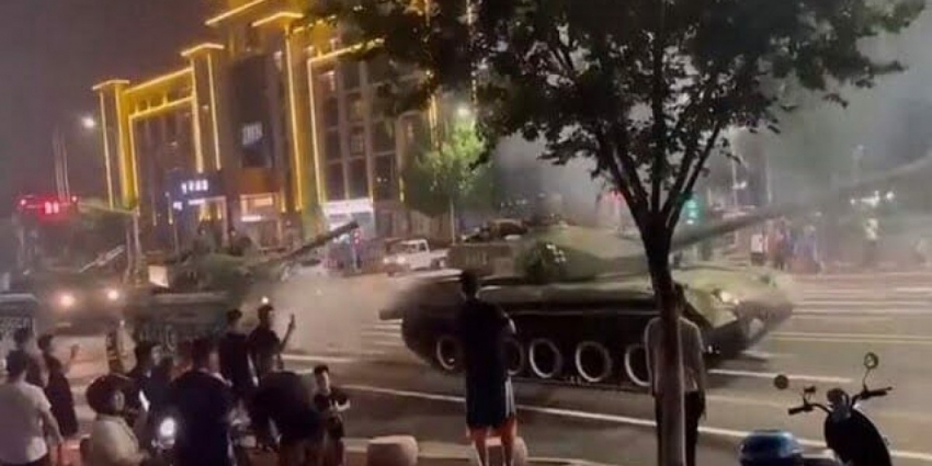 Впервые за 33 года на протестных улицах китайского города появились танки