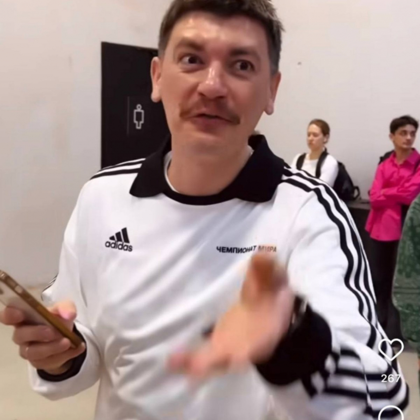 Юморист из РФ Александр Гудков вышел в свет с усами и в патриотической футболке с надписью «Россия»