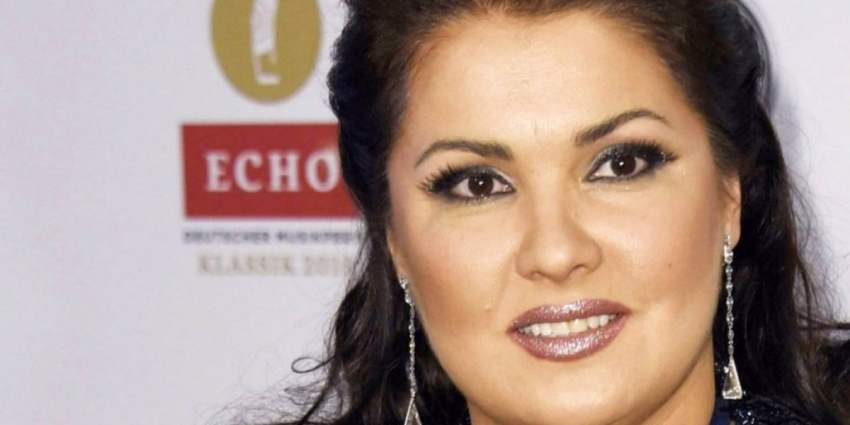 Россияне высмеяли Нетребко за мечту вернуться в РФ и «усидеть на трех стульях»