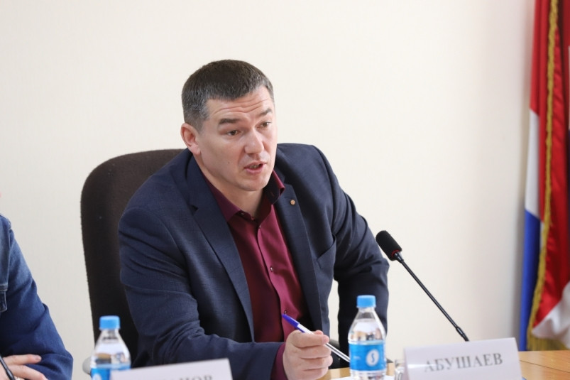 Суд Владивостока отказал в заочном аресте мэра Большого Камня Рустяма Абушаева