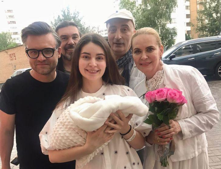 Актриса РФ Алена Яковлевна о будущем внучки: «Помогу, чем смогу»