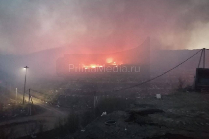 “Дышите, все нормально” – санитары проверили воздух в районе пожара на мусорном полигоне
