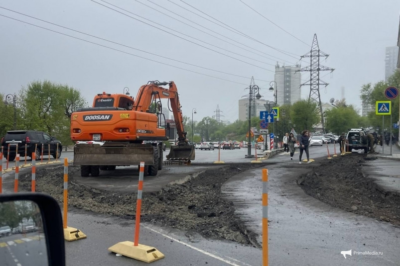В районе Покровского парка во Владивостоке сносят делиниаторы и строят тротуар (фото)