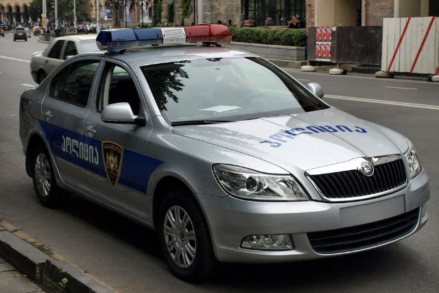 В Грузии полиция задержала протестующих у отеля с туристами из России