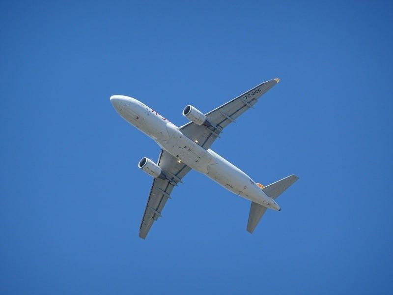 Пассажирка Frontier Airlines избила стюардессу телефоном внутренней связи