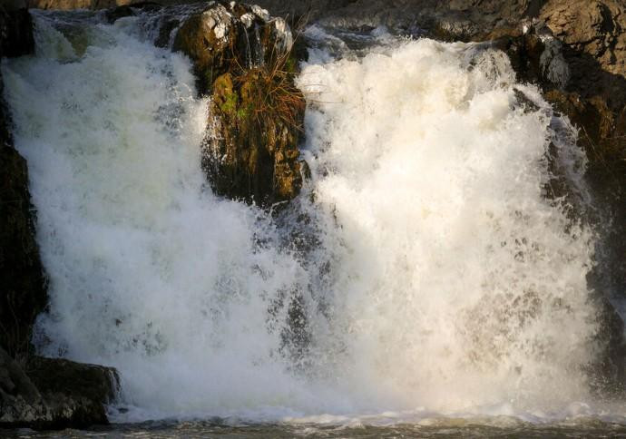 Беловский водопад в Новосибирской области утопает в мусоре