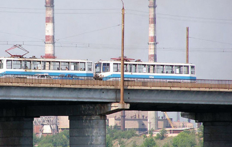 В Магнитогорске спасли девушку, стоявшую на опоре моста