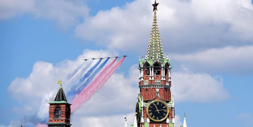 Какие самолеты участвуют в воздушном параде в Москве 9 мая 2023 года?