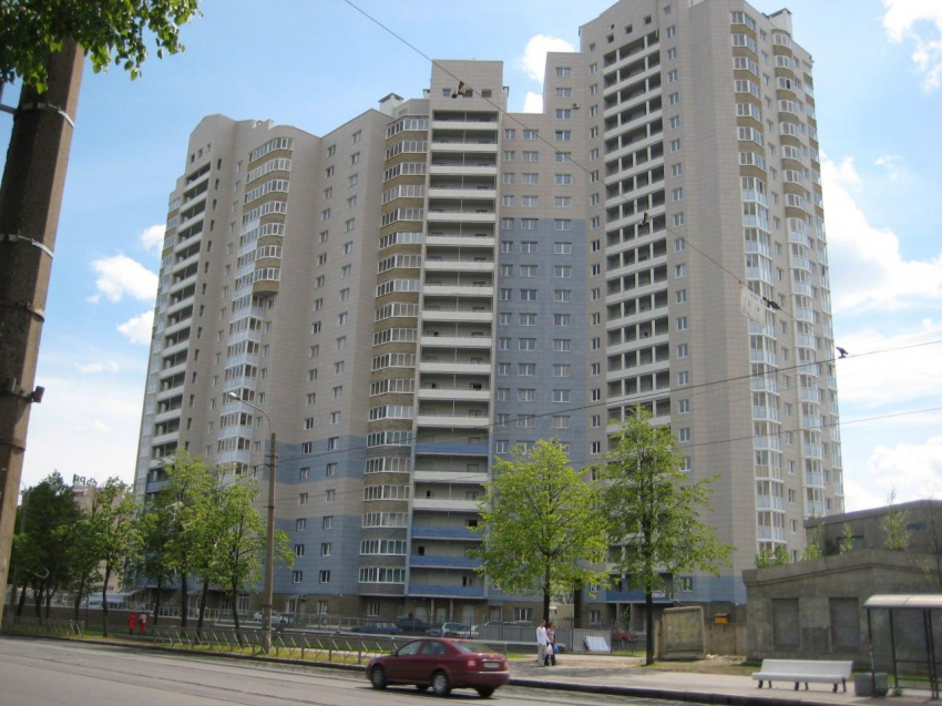 В Екатеринбурге неизвестные обстреляли балкон