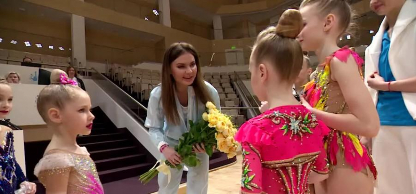 Алина Кабаева удивила спортивным «луком» на сборах в Академии