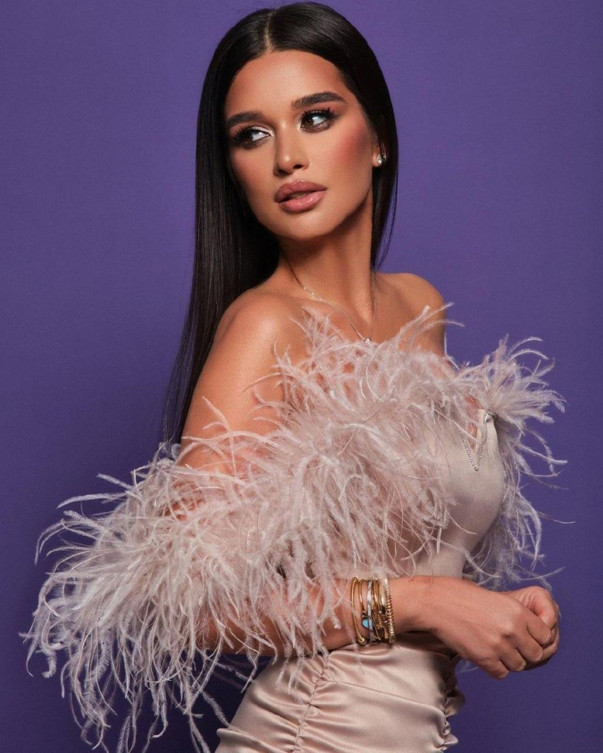 Бородина подняла на смех Омарова: “Он готов обмотаться красной дорожкой”