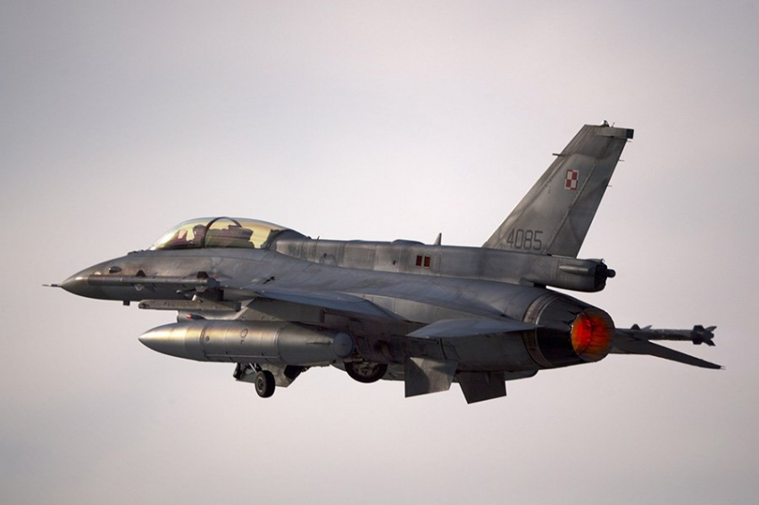 Политолог Жарихин: самолеты F-16 в «стране-полигоне» нужны Западу лишь как демонстрация поддержки