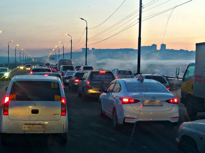 Танцующего мужчину на оживленной дороге сняли на видео в Приморье