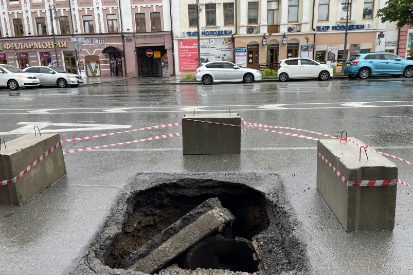 Провалы на дорогах и водопады на подпорных стенах – как Владивосток пережил циклон