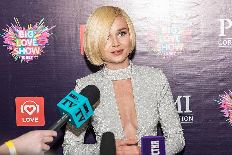 Полина Гагарина рассказала, как ее грудь «минус ноль» дважды «раздувалась» до 8 размера