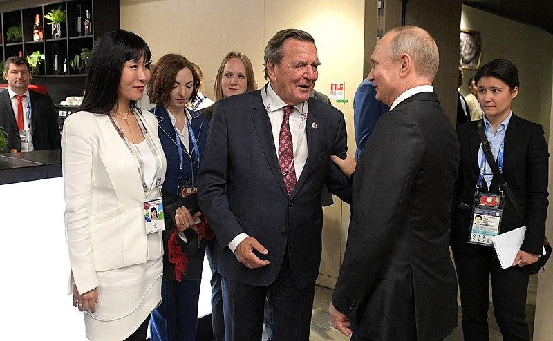 Экс-канцлер Германии Герхард Шредер не намерен отрекаться от Путина