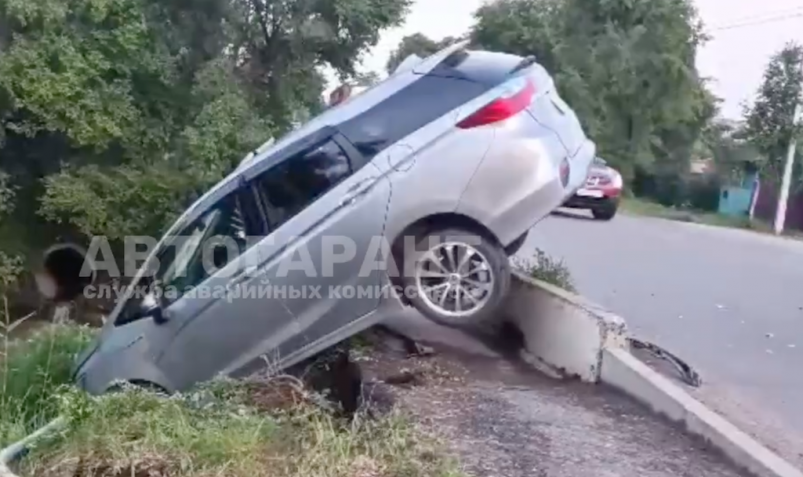 Автомобиль повис на мосту в результате жесткого ДТП в Приморье – кадры