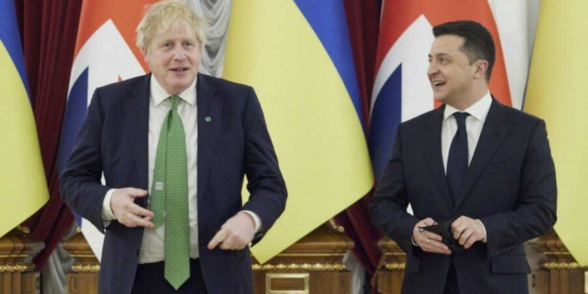 Почему премьер Британии Джонсон воюет украинской армией, где это видано?