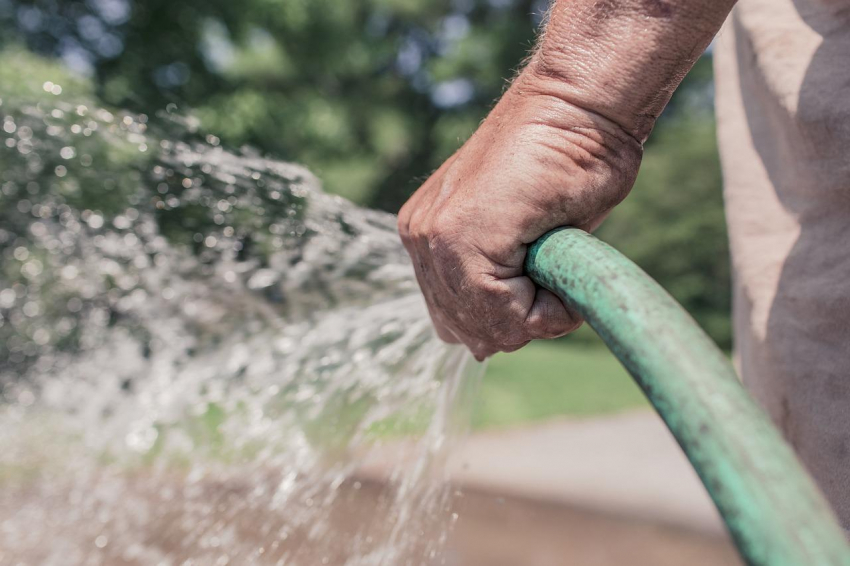 В Великобритании штраф за использование шлангов на фоне дефицита воды составит $1280