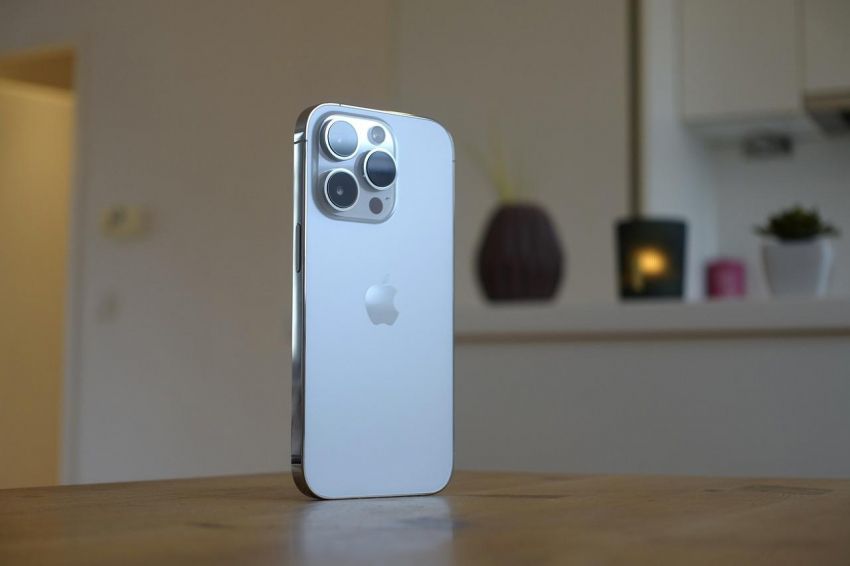 В Екатеринбурге пара посетителей украла iPhone 14 прямо из магазина