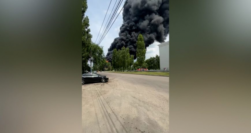 Пожар вспыхнул на территории нефтебазы в Воронежской области: что там случилось