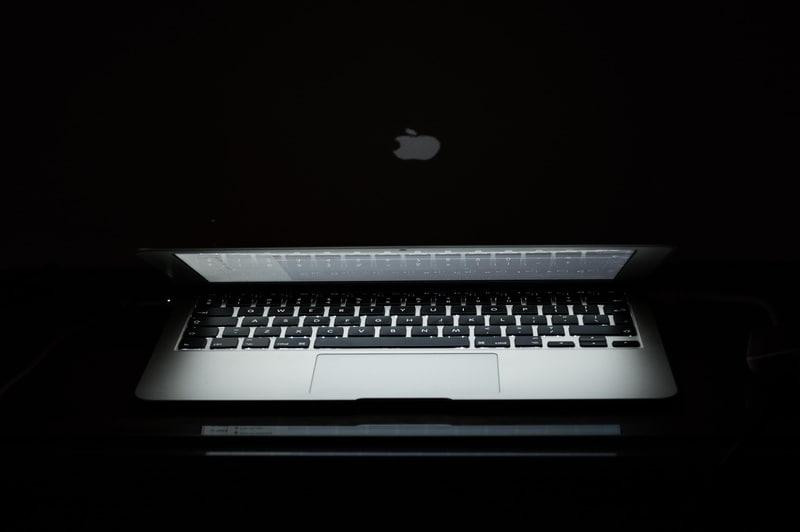 Эксперт МТС Пластинина не рекомендует работать с ноутбуком на коленях из-за риска поломки устройства