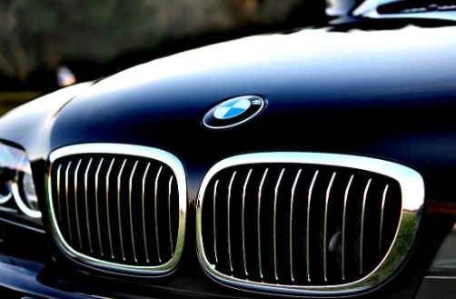 «Автопоток»: BMW не уходит из России, но будет работать на склад