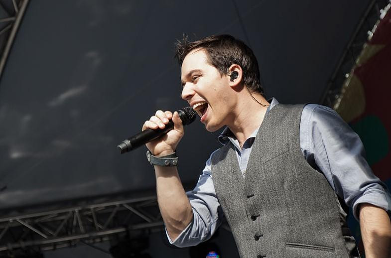 Родион Газманов заявил, что "молчунам" не удастся "усидеть на двух стульях"