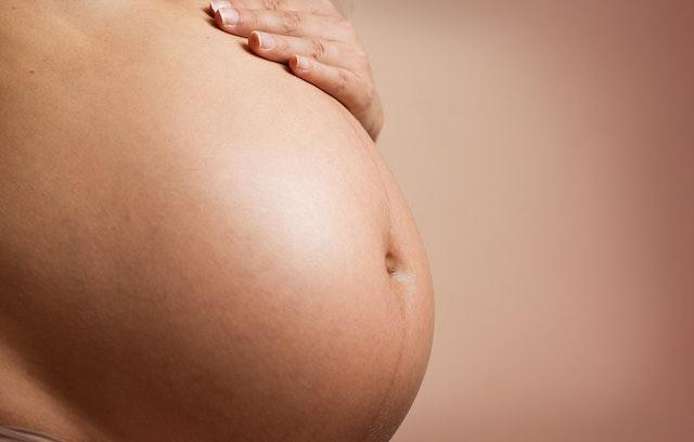 Акушер Белякова советует рожать первенца в возрасте 18-25 лет