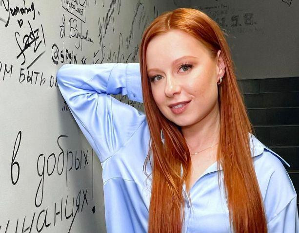 Юлия Савичева опубликовала фото, на котором позирует мез макияжа