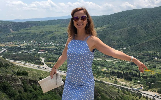 Елена Захарова вызвала переполох, показав округлившийся живот