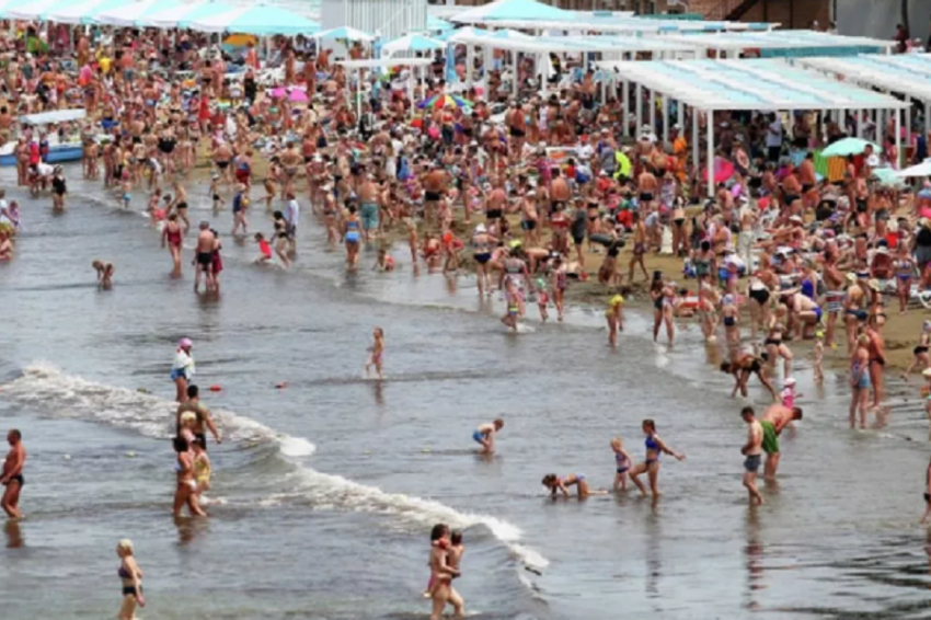 Важное в туризме за неделю июля: пробки перед Крымом, толпы в Анапе и проблемы в Европе