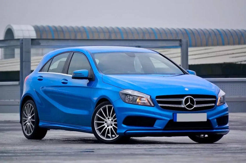 В Москве офис Mercedes обновил логотип