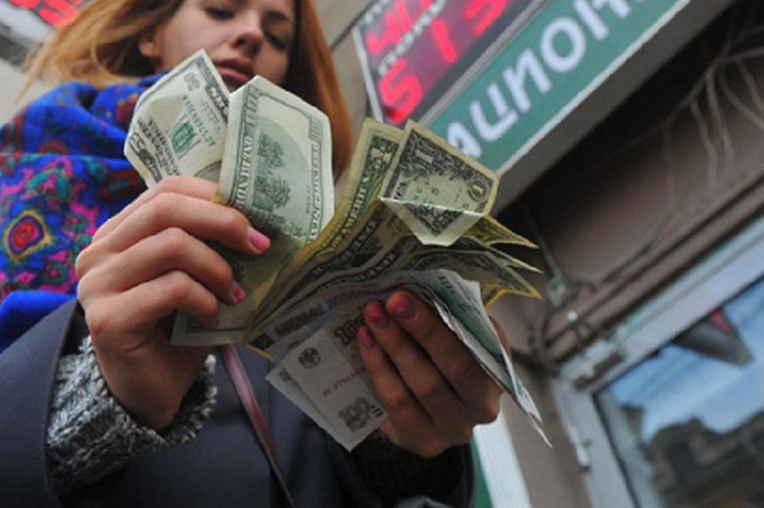 Экономист Змиев посоветовал россиянам брать наличную валюту в заграничные поездки