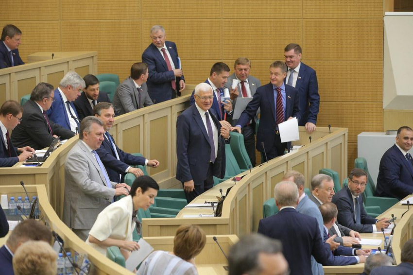 Российские сенаторы проведут летние каникулы на Кавказе, в Алтайском крае и на побережье Черного моря