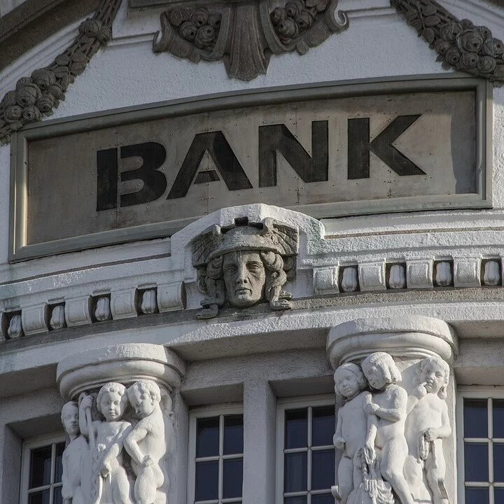 Кассир банка в Казахстане вынес в рукаве халата около 125 млн рублей