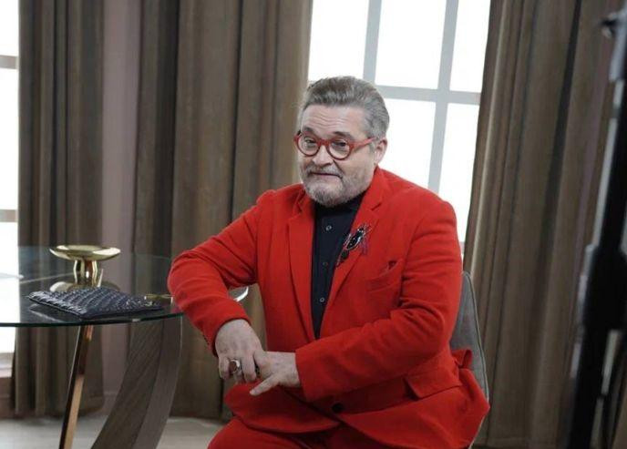 Историк моды Александр Васильев назвал одежду одинакового цвета признаком отсутствия вкуса у женщины