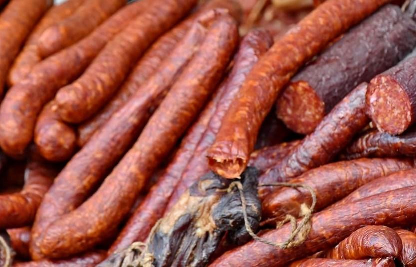 Диетолог Кадырова назвала мясные консервы и колбасу портящими кожу продуктами
