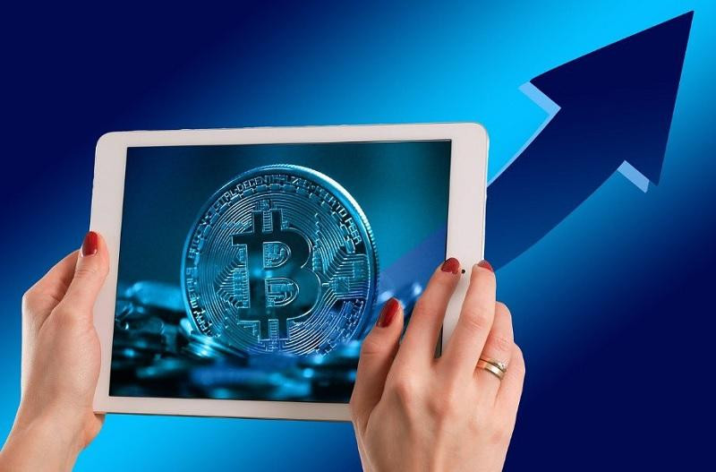 Финансист Голованов оценил вероятность того, что биткоин заменит доллар