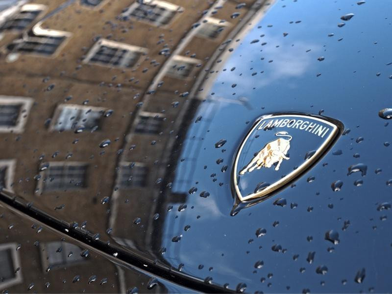 Lamborghini представила первый тизер нового спорткара
