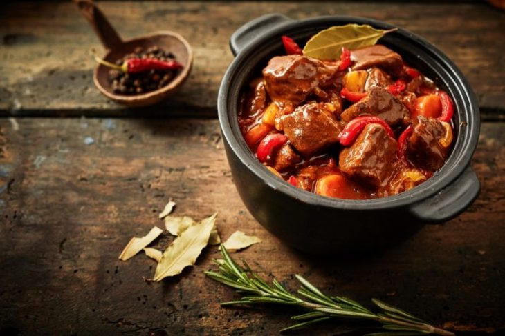Гуляш из свинины и отварное мясо: в чем отличие?
