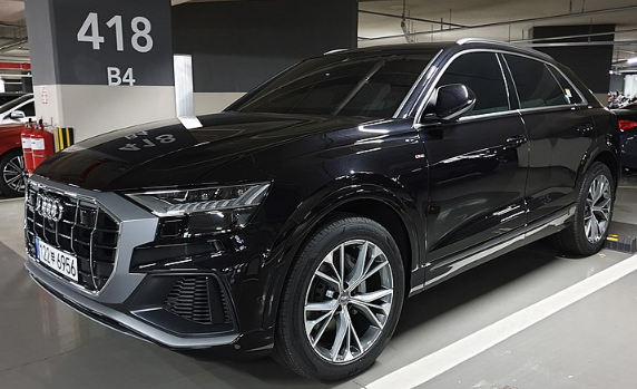 Audi показала первые изображения обновленного кроссовера Q8