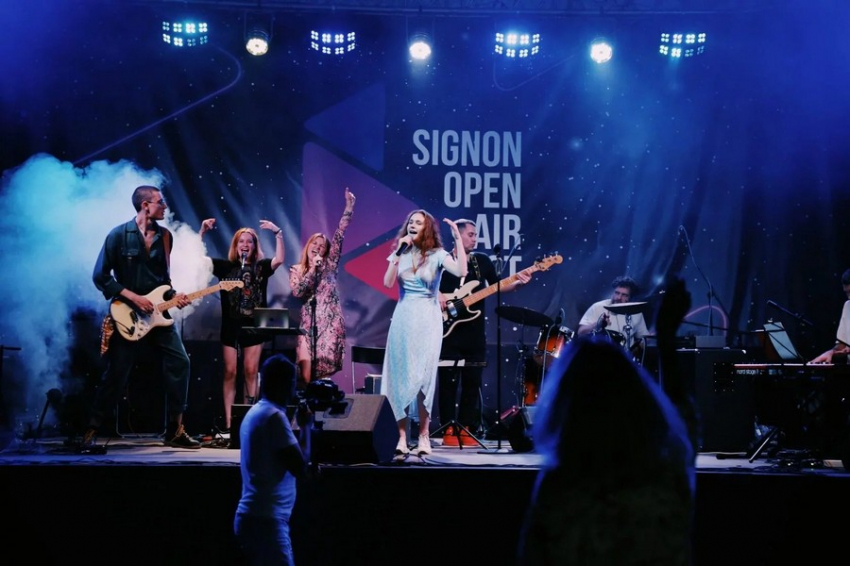 Первый день фестиваля СИГНОН Open Air Fest 2023 запомнился сольным концертом Жени Львовской