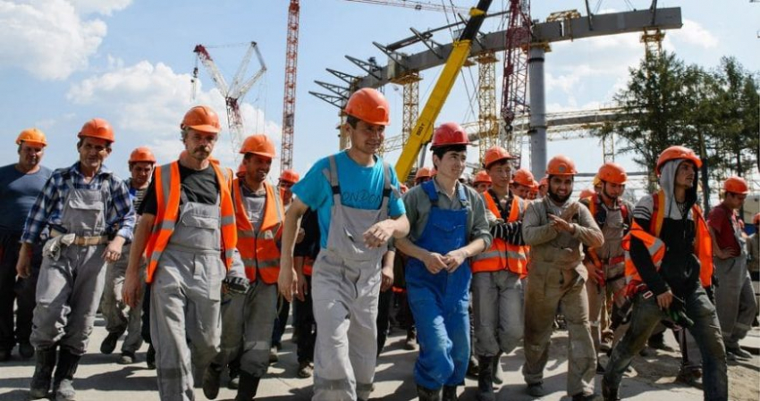 Как доллар выгоняет мигрантов из России?