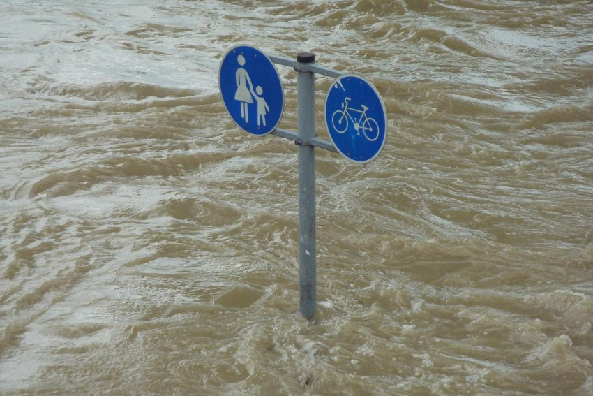 Во Владивостоке мужчина ушел под воду на затопленной улице