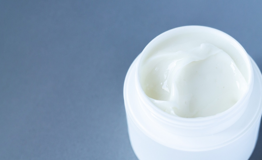 Дерматолог Егорова объяснила опасность применения взрослыми детского крема для лица