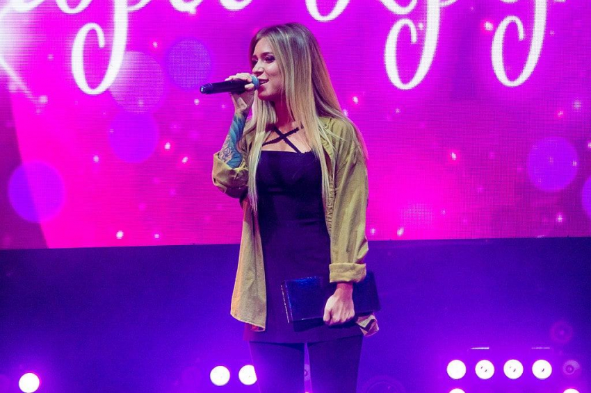 Рита Дакота показала, как делала сальто в бассейне в свадебном платье