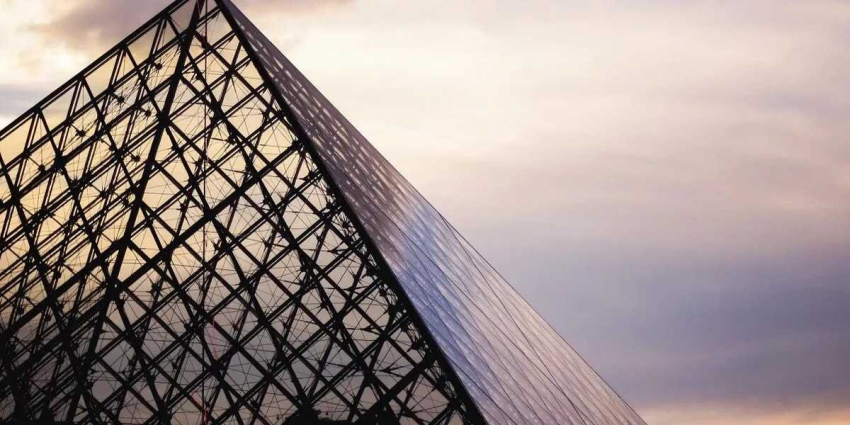 В Париже закрыли Лувр из-за сообщений о бомбе