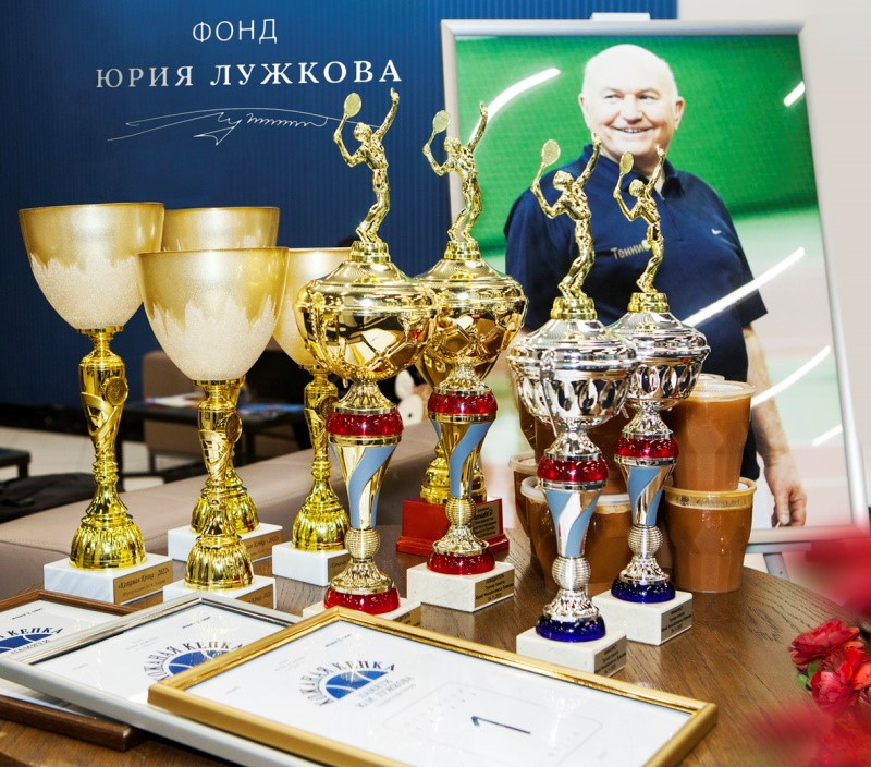 Любителей тенниса на турнире «Кожаная Кепка» приветствует Фонд Юрия Лужкова - Новая общественная газета
