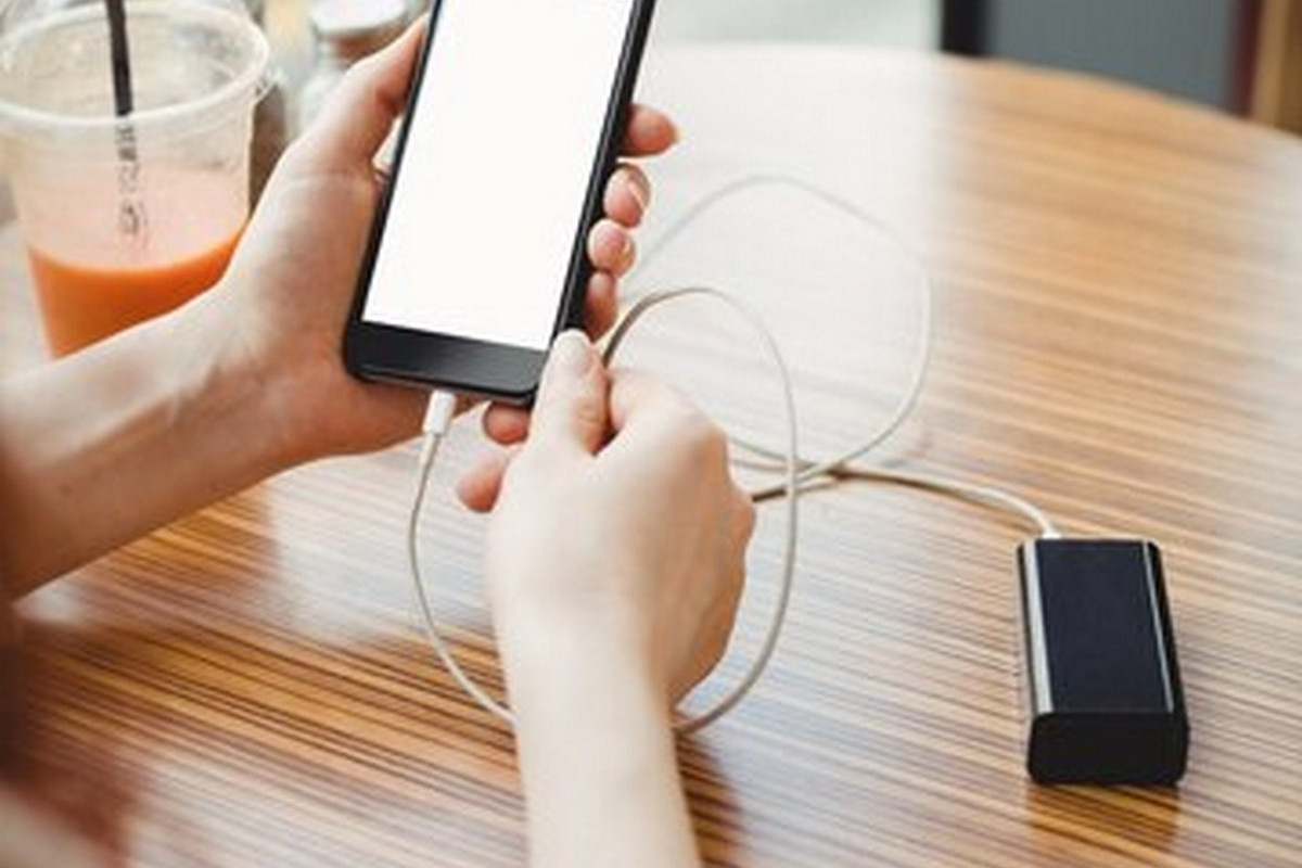 Найдена новая опасность подзарядки смартфона в торговых центрах и кафе